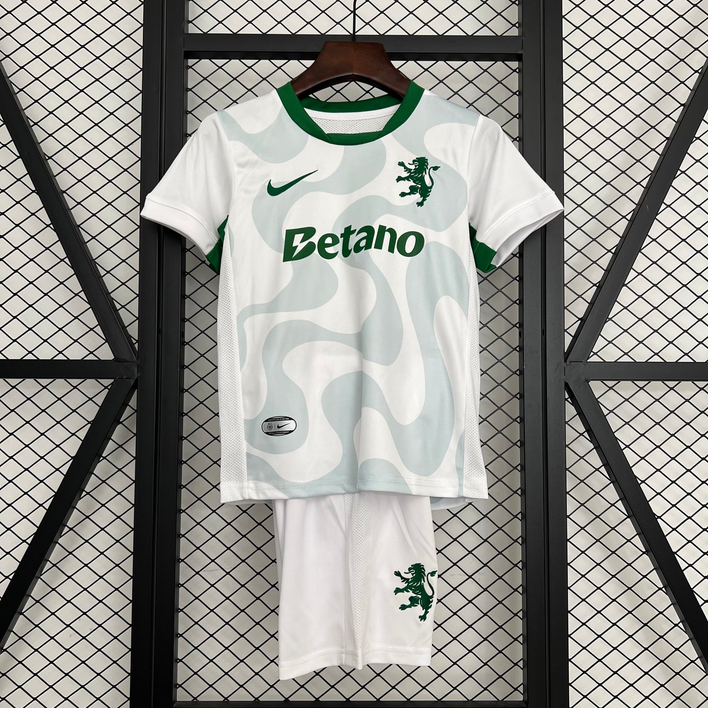 Kit Criança Sporting 2025-26 Alternativo Branco Entrega Imediata